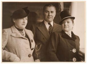 Elsa Schiaparelli hats - Helena Rubinstein and her husband Prince Gurielli-Tchkonia in Sydney, Australia, 31 October 1938 - photographer Sam Hood