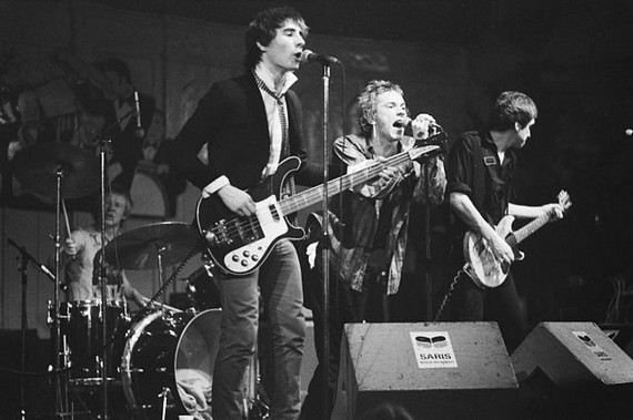 The Sex Pistols playing at the Paradiso club - By Photograph: Koen Suyk. In: Nationaal Archief, Den Haag, Rijksfotoarchief: Fotocollectie Algemeen Nederlands Fotopersbureau (ANEFO), 1945-1989 - negatiefstroken zwart/wit, nummer toegang 2.24.01.05, bestanddeelnummer 928-9665 (Anefo Nationaal Archief) [CC BY-SA 3.0 nl (https://creativecommons.org/licenses/by-sa/3.0/nl/deed.en)], via Wikimedia Commons