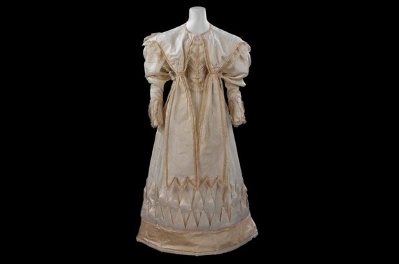 Vintage bridal wear-Silk wedding dress, over-sleeves and pelerine 1828 Vintage bridal wear-Silk wedding dress, over-sleeves and pelerine 1828