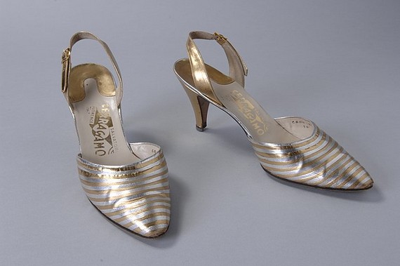 Salvatore Ferragamo evening shoes with pointed toe made of inlaid strips of gold and silver leather, 1960s Salvatore Ferragamo evening shoes with pointed toe made of inlaid strips of gold and silver leather, 1960s