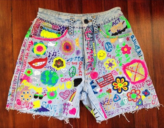 90s fashion - 90s customised jean shorts with slogans and logos 90s fashion - 90s customised jean shorts with slogans and logos