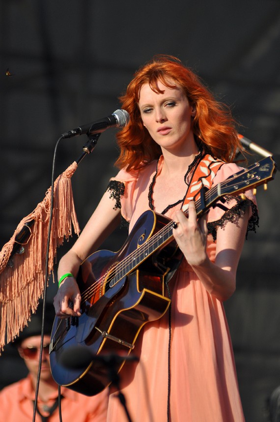Karen Elson looks great in her earth coloured boho dress Karen Elson looks great in her earth coloured boho dress