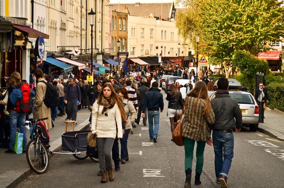 Portobello Road, Home of the famous antique market. By Garry Knight (Flickr: Portobello Road) [CC BY-SA 2.0 (https://creativecommons.org/licenses/by-sa/2.0)], via Wikimedia Commons