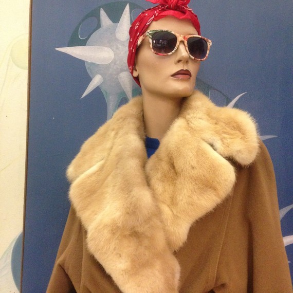 Womens 50s beige wool coat with fur trim - close up Womens 50s beige wool coat with fur trim - close up