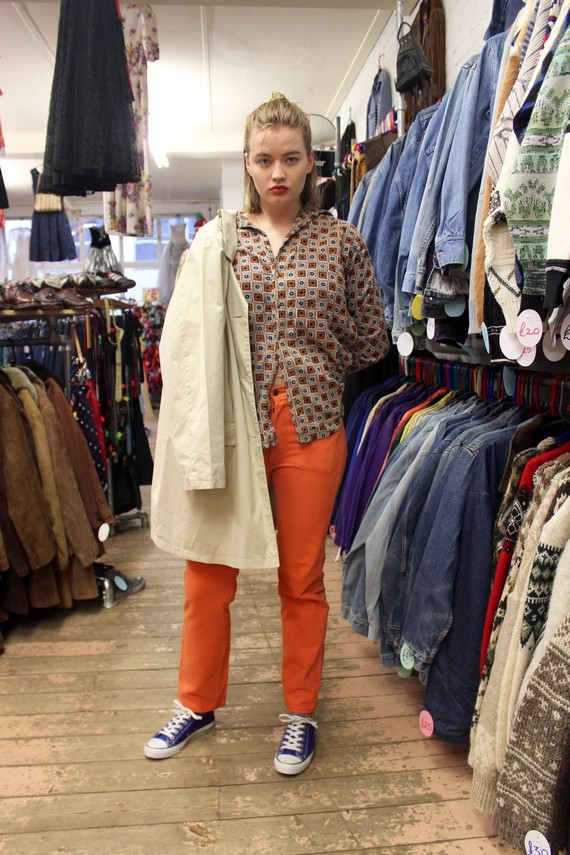 Emilie models 90s patterned shirt, Beige Burberry mac and blue converse All Stars