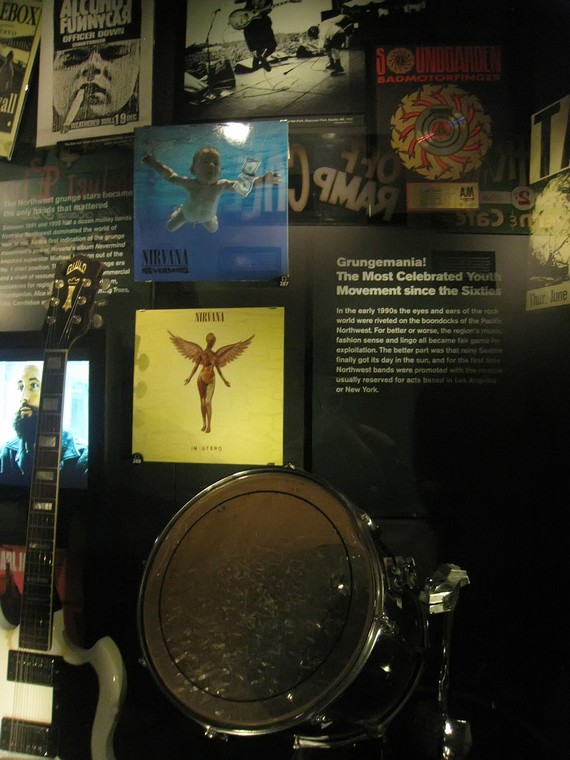 Seattle_Music_Scene_Exhibit_3,_EMP_Museum By Razvan Orendovici from United States [CC BY 2.0 (https://creativecommons.org/licenses/by/2.0)], via Wikimedia Commons