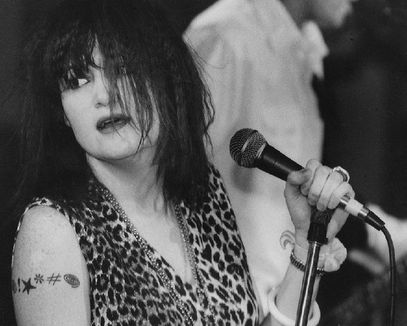 80s clothing - Exene, Buchoamerica at English Wikipedia [CC BY-SA 3.0 (https://creativecommons.org/licenses/by-sa/3.0)], via Wikimedia Commons