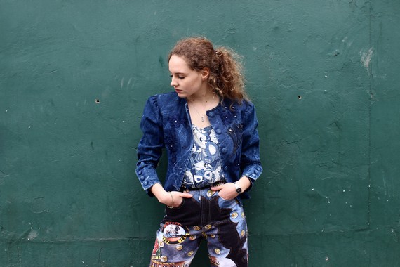 What looks good with high-waisted jeans 