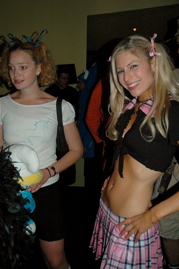 90s Clothes Trends - Crop top and mini skirt 90s Clothes Trends - Crop top and mini skirt