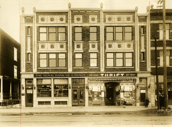 Thrift store adjacent to the Royal Bank of Canada à Montréal . - [1910]