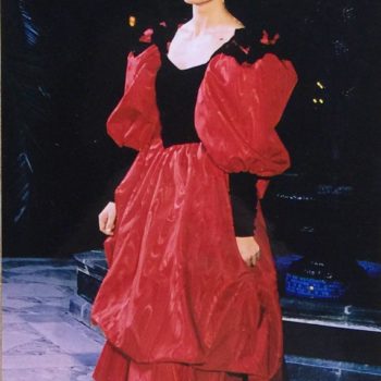 Why did women wear shoulder pads in the 1980s