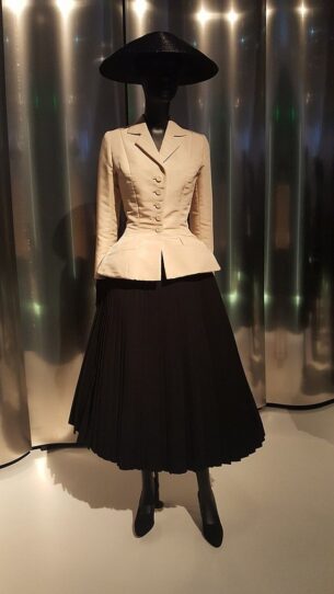 Renee Breton - Silk shantung and pleated wool bar suit by Christian Dior (Spring-Summer 1947) on display at the Denver Art Museum
