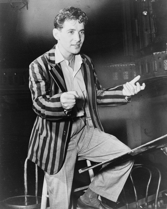 mens 40s fashion - Leonard Bernstein, conductor and musical director of NYCS orchestra, 1945 mens 40s fashion - Leonard Bernstein, conductor and musical director of NYCS orchestra, 1945