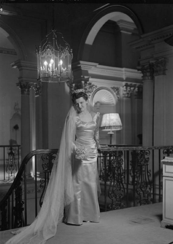 Fashion in the 40s: Strength, resilience, ingenuity - Blue 17 Vintage Clothing