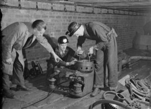 Vintage workwear uk, photo of Men working in British army training school, Sheffield, 1944 photo