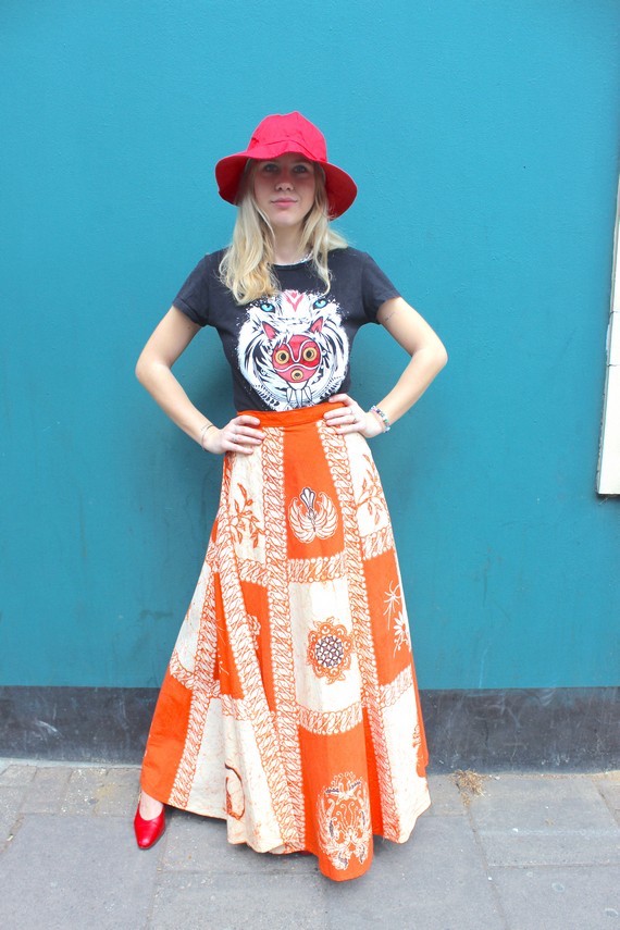 A closer look at that red hat and shoe look. A closer look at that red hat and shoe look.