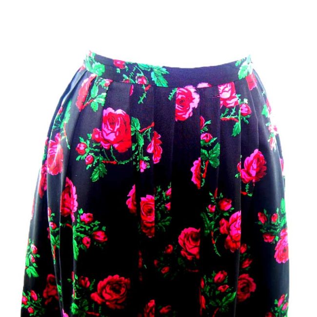 Red Rose Print Pleated Black 60s Skirt - 10 - Image 2