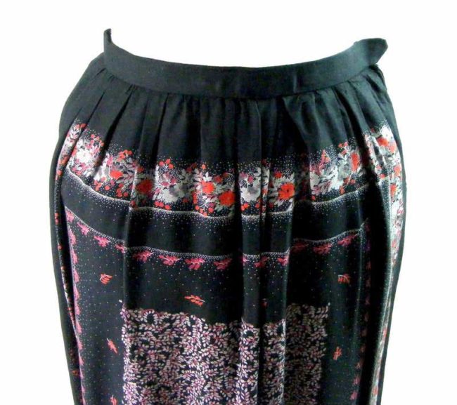 60s Black Floral Print A Line Skirt - 6 - Image 2