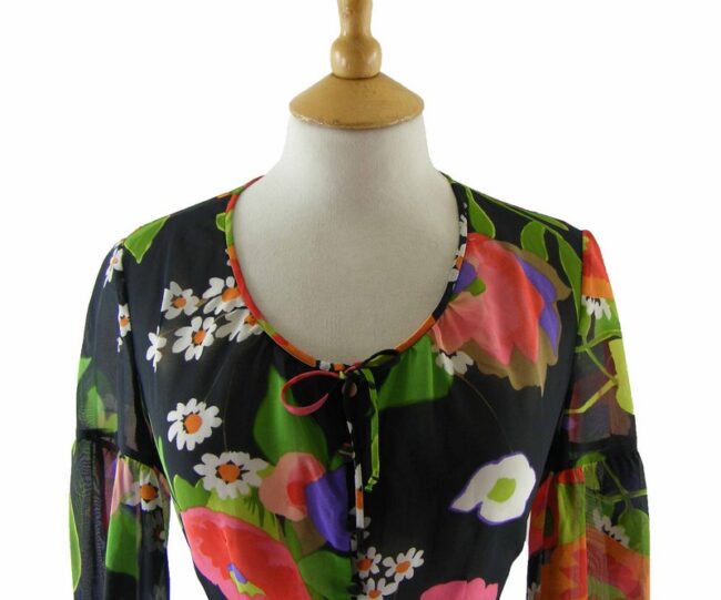 Close-up-of-70s-Big-Floral-Print-Multicolored-Blouse