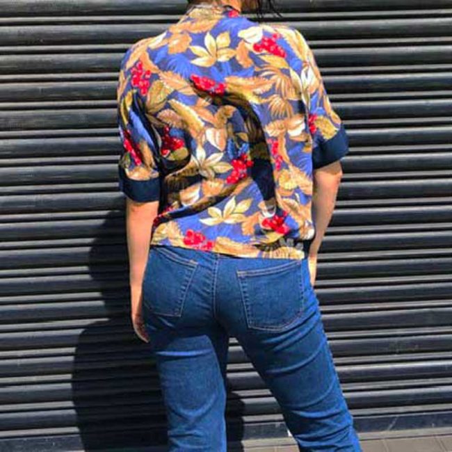 Profile view of Back of 90s Womens Floral Pattern Shirt