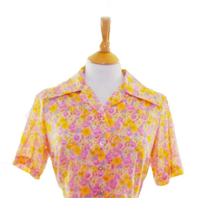 close-up-of-70s-Daisy-Floral-Blouse