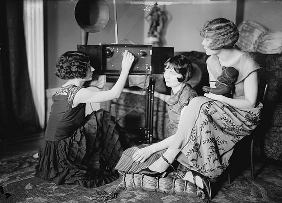 20s fashion dresses with the Brox Sisters tuning Radio 20s fashion dresses with the Brox Sisters tuning Radio