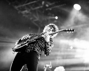 90s men’s shirts - The Kooks onstage
