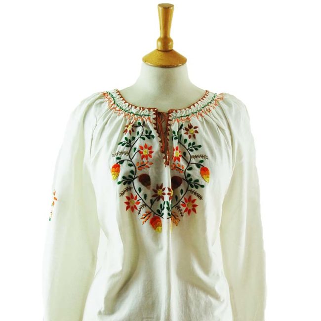 close up of 70s Vintage White Peasant Blouse