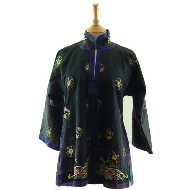 Traditional Hanfu Robe Features a black block colour shirt with embroidered flowers and hills on the hemline with embroidered flowers.
