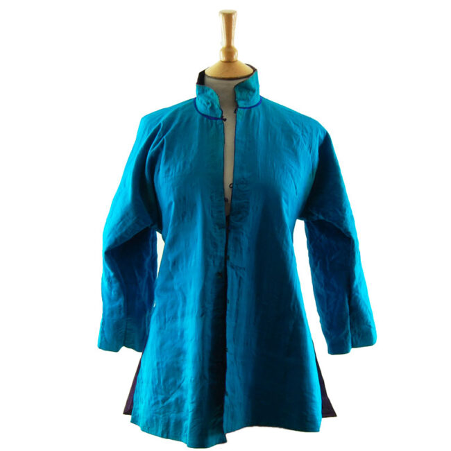 Traditional Hanfu Robe lining Features a black block colour shirt with embroidered flowers and hills on the hemline with embroidered flowers.