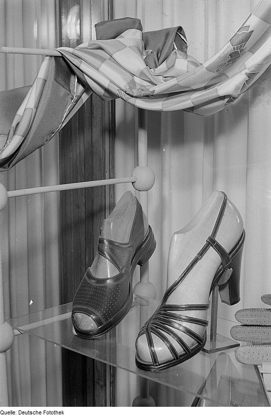 Glass showcase with women's 1950s shoes made of leather and a scarf, 1953 Glass showcase with women's 1950s shoes made of leather and a scarf, 1953