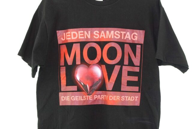 Close up Moon Love Black Tee