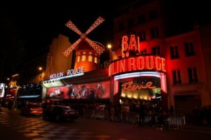 2000s in fashion - The Moulin Rouge in Paris.