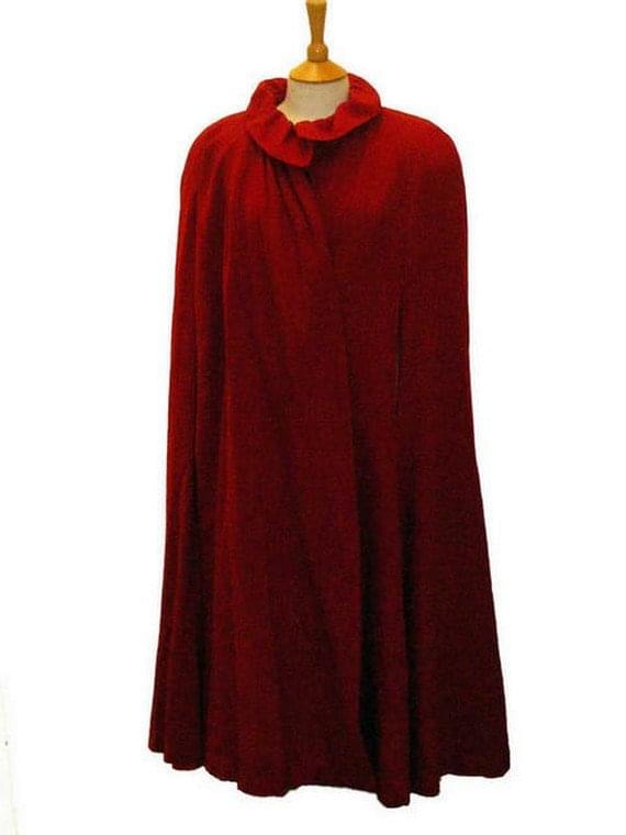 Vintage cape in red wool from Blue17